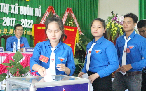 Các đại biểu bỏ phiếu bầu Ban Chấp hành Đoàn TNCS Hồ Chí Minh thị xã Buôn Hồ lần thứ III, nhiệm kỳ 2017-2022